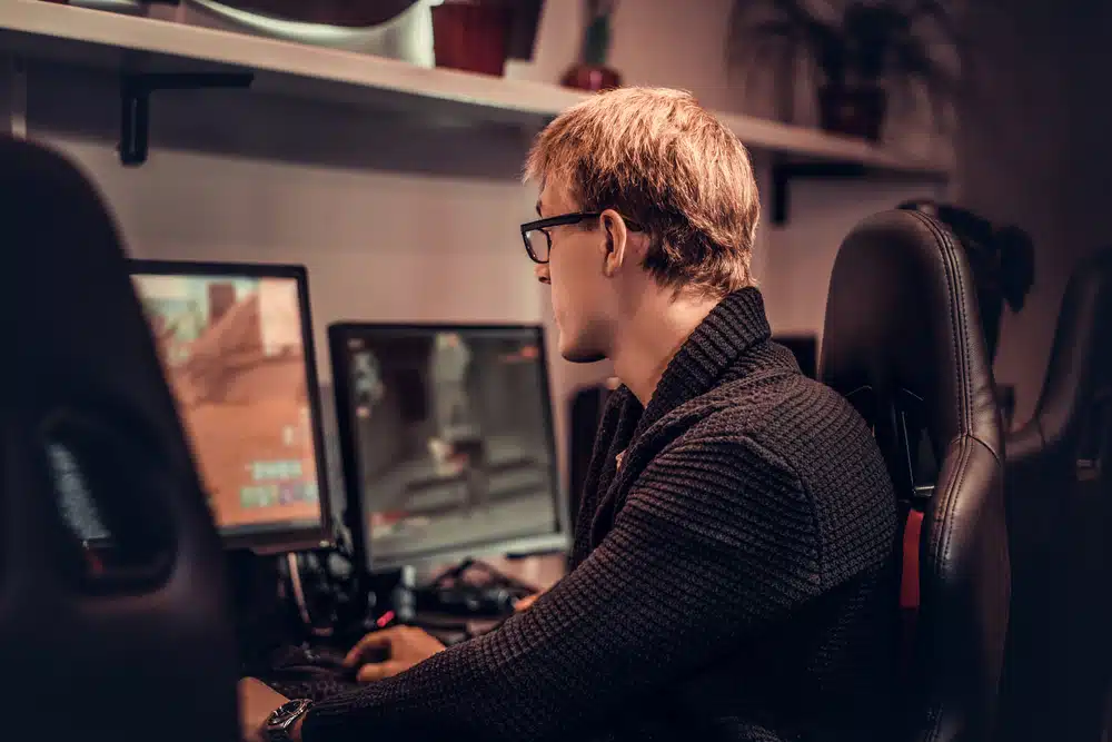 gamer-sentado-en-silla-gaming-frente-a-ordenador