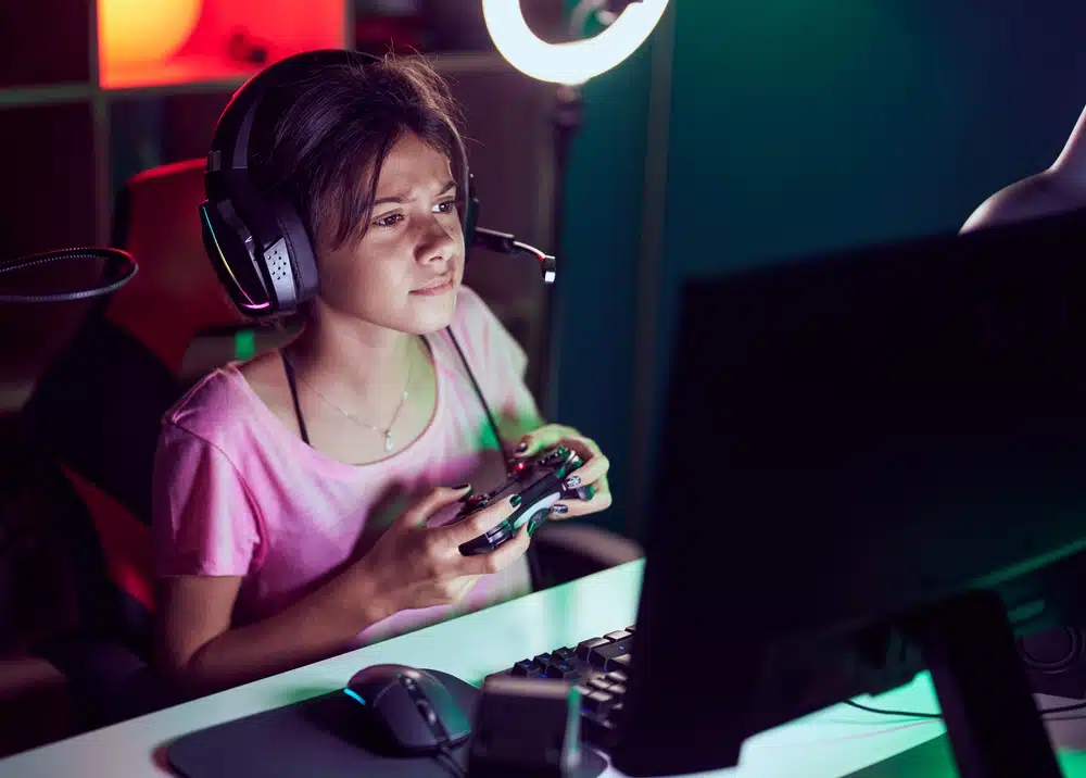 niña-gamer-infantil-sentada-silla-gaming-jugando-en-ordenador