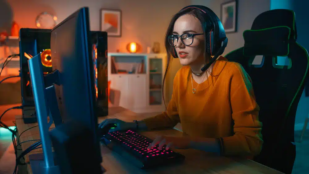 chica-gamer-jugando-videojuegos-en-ordenador