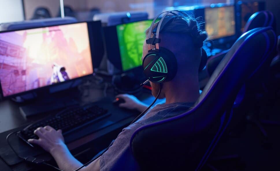 chico-sentado-en-mesa-gamers-consejos-a-la-hora-de-elegir