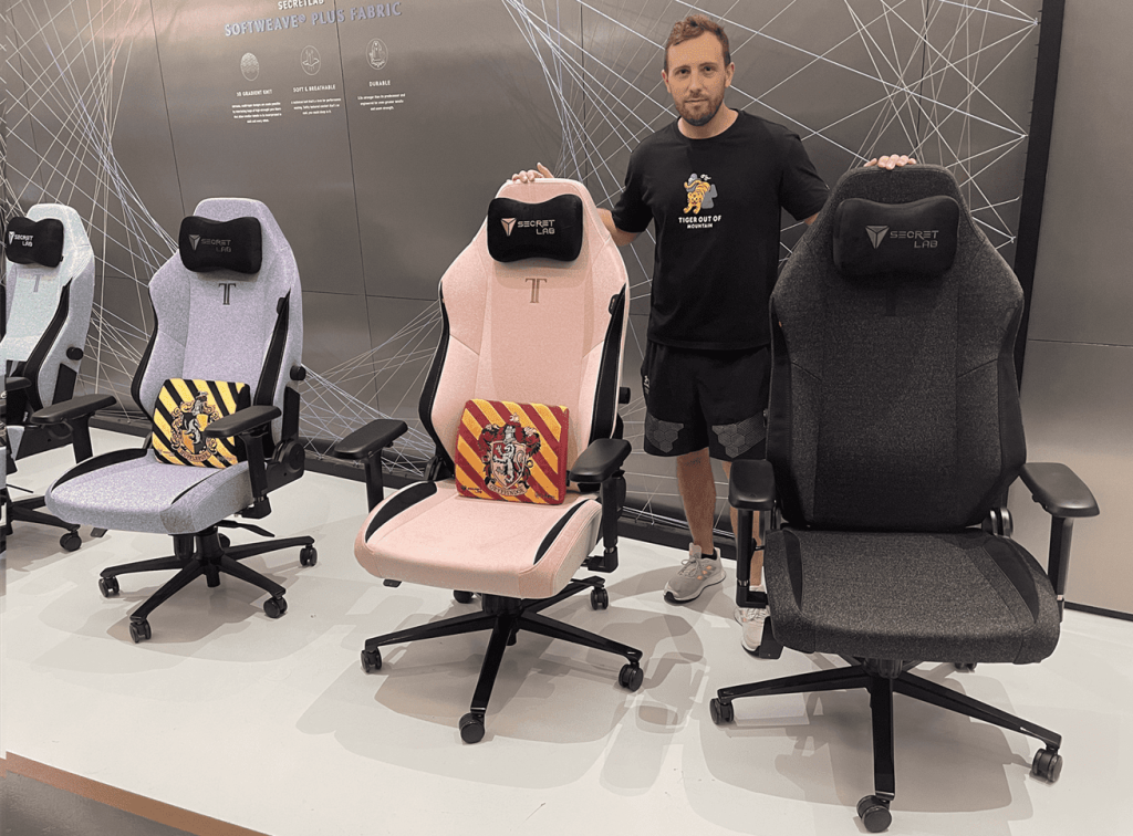 hombre-comparando-diferentes-tamaños-de-sillas-de-la-marca-secretlab