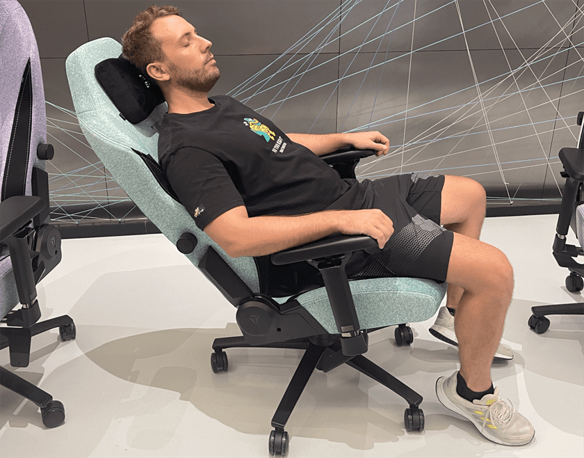 hombre-sentado-en-silla-gaming-reclinada-relajandose